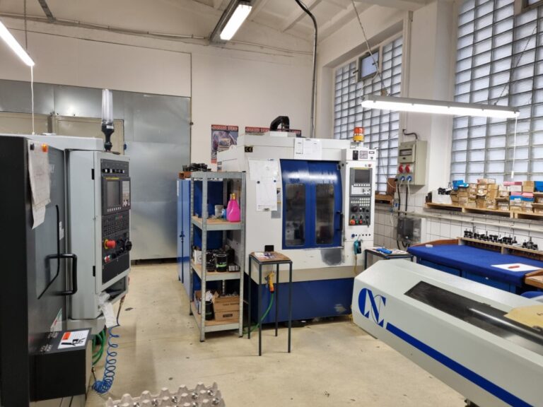 CNC obráběcí centrum Tongtai Topper TMV‑510T – 5. osa, sonda Renishaw a velké množství BT30 upínačů