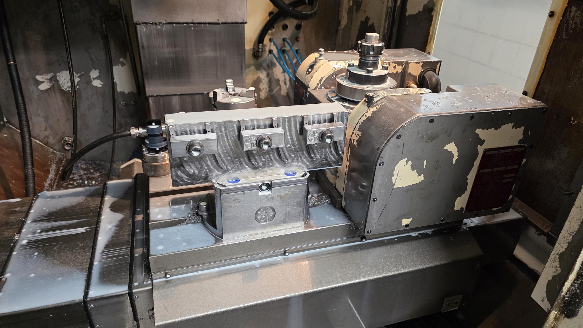 CNC obráběcí centrum Tongtai Topper TMV‑510T – 5. osa, sonda Renishaw a velké množství BT30 upínačů 7 Topper TMV 510T 3