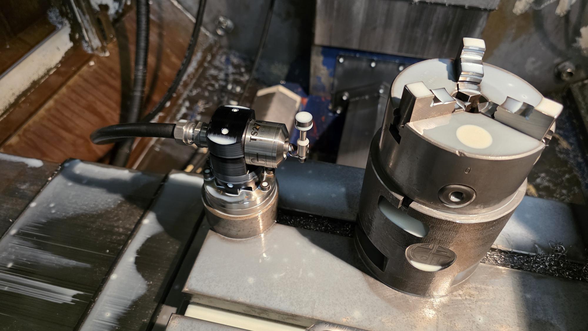 CNC obráběcí centrum Tongtai Topper TMV‑510T – 5. osa, sonda Renishaw a velké množství BT30 upínačů 8 Topper TMV 510T 5