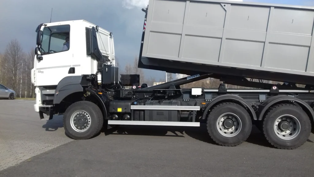 TATRA T158 PHOENIX 6×6 – KONTEJNEROVÝ NOSIČ + 8 KONTEJNERŮ 2 Tatra T158 Phoenix 1