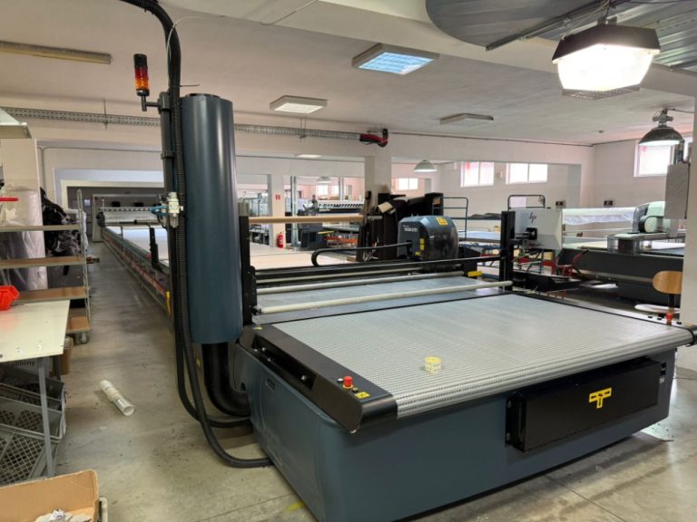 Průmyslový řezací systém  GERBER Cutter PARAGON X2 s automatickým podavačem