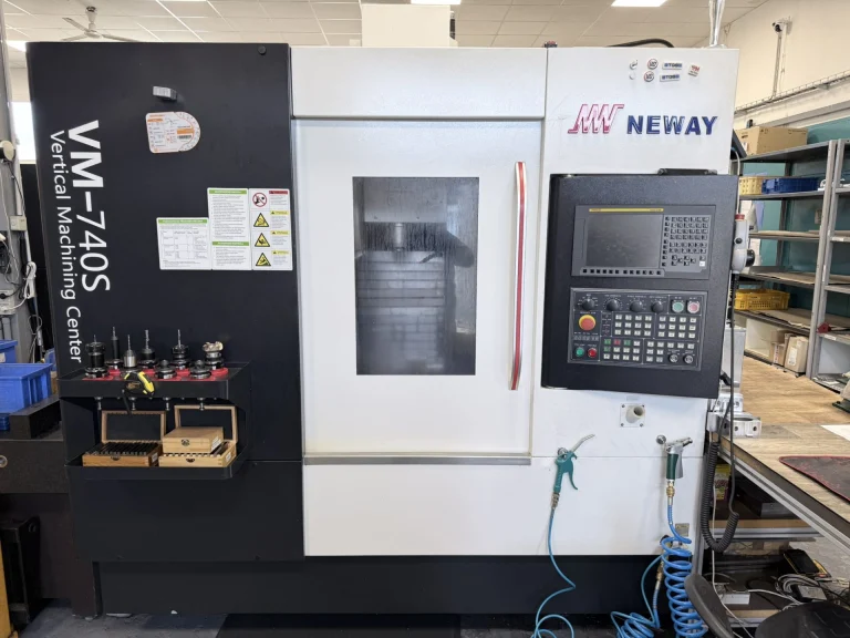 CNC Vertikální Obráběcí Centrum NEWAY VM‑740S – Na Prodej