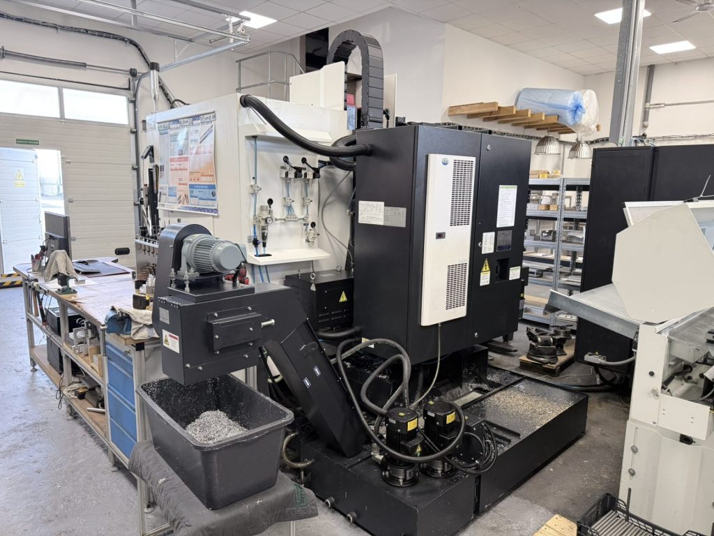 CNC-Vertikalbearbeitungszentrum NEWAY VM-740S – Zu verkaufen 9 VM 740S NEWAY 8