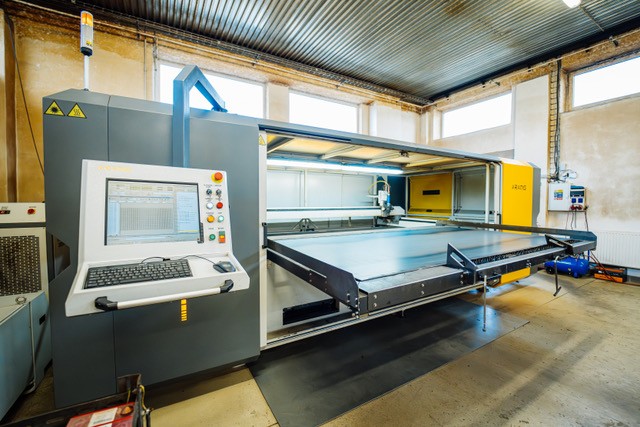 Aramis AFL-2000-3 – 2-kW-CNC-Faserlaser mit Precitec-Schneidkopf 4 CNC LASER Aramis AFL 2
