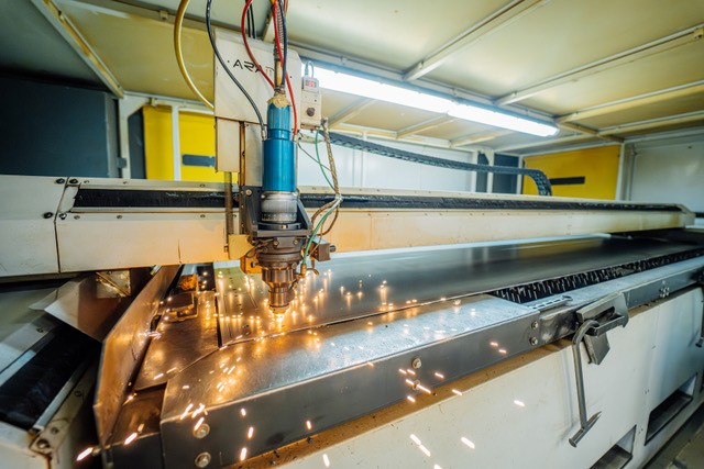 Aramis AFL-2000-3 – 2-kW-CNC-Faserlaser mit Precitec-Schneidkopf 2 CNC LASER Aramis AFL 4