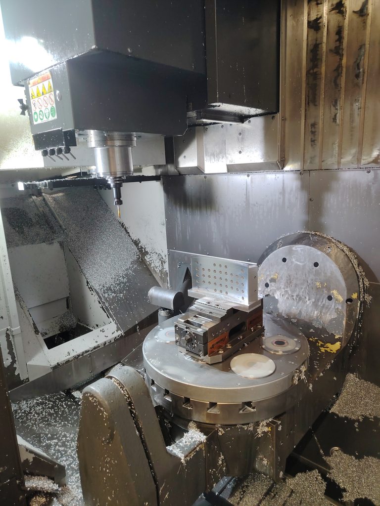HAAS UMC-750SS – 5osé univerzální CNC obráběcí centrum (r. v. 2018) 3 UMC 750 1 768x1024 1